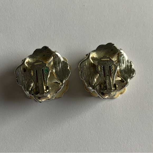 Sarah Coventry white enamel vintage clip on flower earrings - Picture 3 of 6